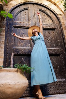 Elbiseli kız. Şık, lüks bir kadın güzel şehir manzarasının tadını çıkarıyor. Şehre bakan bir turist..