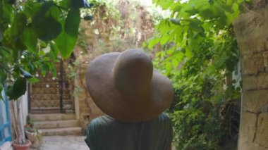 Eski şehrin dar sokaklarında yürüyen elbiseli güzel bir kız. Yaz seyahatleri ve maceralar.