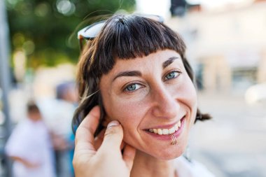 Kız erkek eli değmesinden hoşlanıyor. Genç aşıklar. Adam sevgiyle kızın yüzüne dokunuyor. Yüzüne nazik bir dokunuş. Romantik ruh hali.