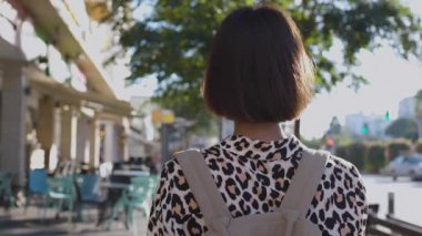 Kız güneşli şehir caddesinde yürüyor. şehir tarzı, arka plan, yaz trendi.