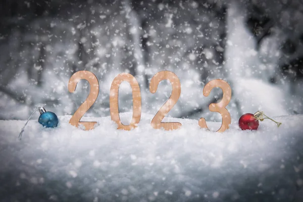 Yeni Yıl 2023 Ahşap Parmaklar Kış Ormanlarında Bir Kar Yığınının — Stok fotoğraf