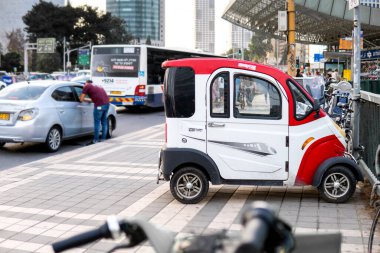 Tel Aviv Yafo, İsrail - 26 Ekim 2022. Tel-Aviv 'de kaldırımda komik küçük bir araba park ediyor.