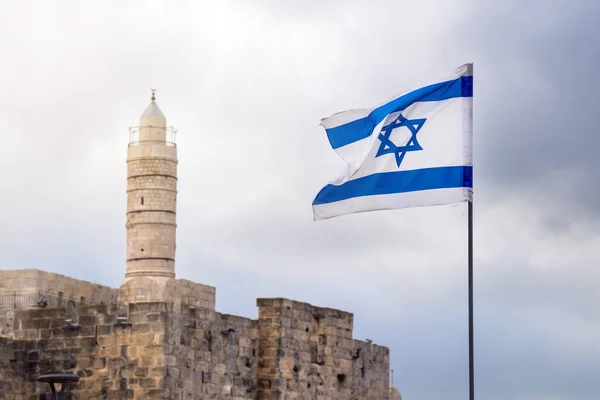 Izraelska Flaga Trzepocze Wietrze Muzułmańskim Minaretem Meczetu Tle Jerozolimy Pochmurnym — Zdjęcie stockowe
