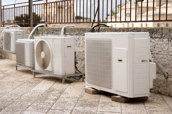 Luftkonditioneringsapparater Som Står Taket Till Byggnad Jerusalem Sommardag Utomhus — Stockfoto