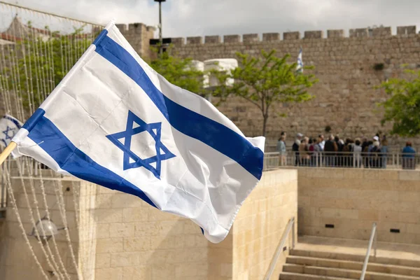 Srail Bayrağı Rüzgarda Dalgalanırken Arka Planda Eski Şehrin Duvarları Kudüs — Stok fotoğraf