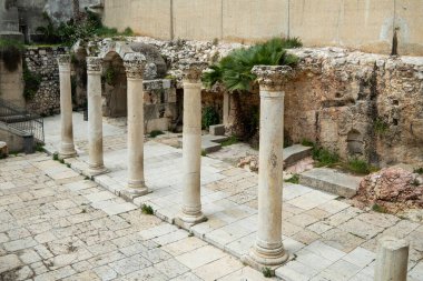 Eski Kudüs şehrindeki Cardo caddesinde antik Roma sütunları