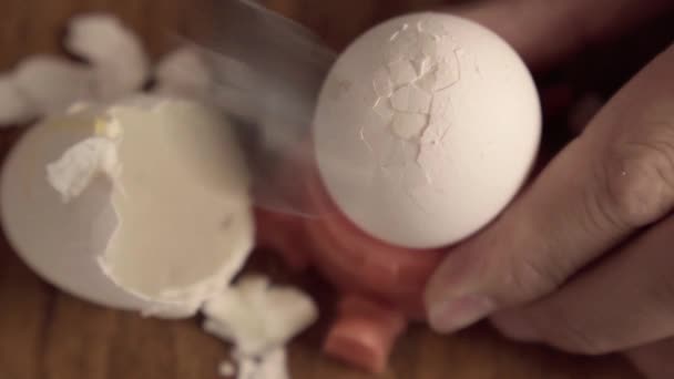 Yumurtayı Bir Kaşıkla Yumurta Standında Kırmak Kabuğunu Soymak Üst Görünüm — Stok video