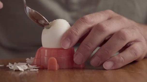 Manger Œuf Bouilli Dans Stand Œufs Avec Une Cuillère Gros — Video