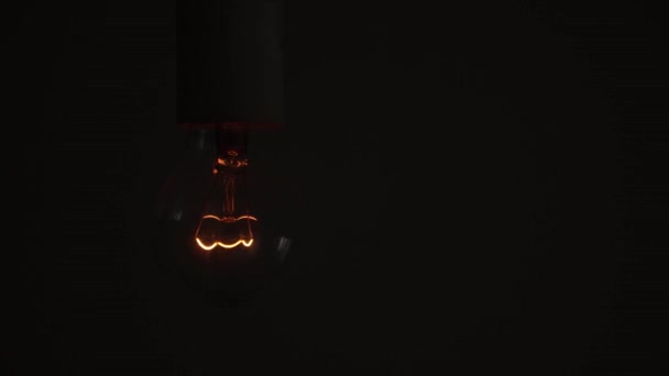 Světélkující Edisonova Zaprášená Žárovka Visela Zblízka Tmě Koncept Výpadku Proudu — Stock video
