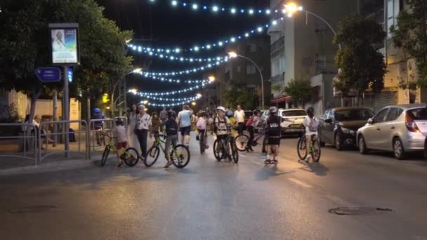 Rishon Lezion Israel Setembro 2023 Pessoas Andando Crianças Andam Bicicleta — Vídeo de Stock