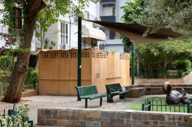 Yahudi bayramı boyunca İsrail 'in Rishon Lezion kentindeki bir yerleşim yerinin bahçesindeki tahta sukkah.