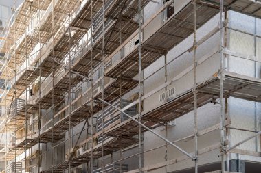 Yenileme sırasında iskelede bir İsrail evinin cephesi