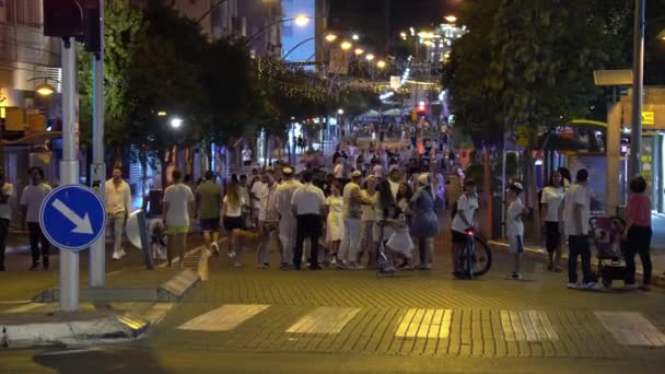 2023年9月24日 イスラエルのリシオン リンダ キプールの休暇中に夜に車の空の通りに沿って歩く人々と子供たち — ストック動画