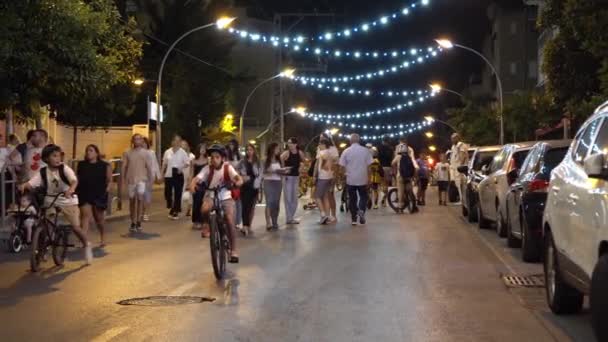 2023年9月24日 Yom Kippur节日期间 人们和孩子们骑着自行车在一条没有汽车的街道上散步 — 图库视频影像