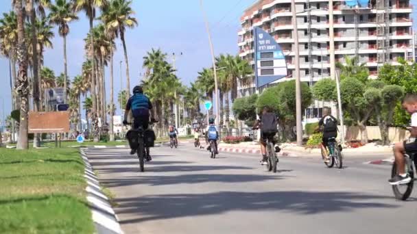 以色列利森 2023年9月25日 在赎罪日假期的早上 成年人和孩子们骑着自行车沿着一条没有汽车的公路行驶 — 图库视频影像