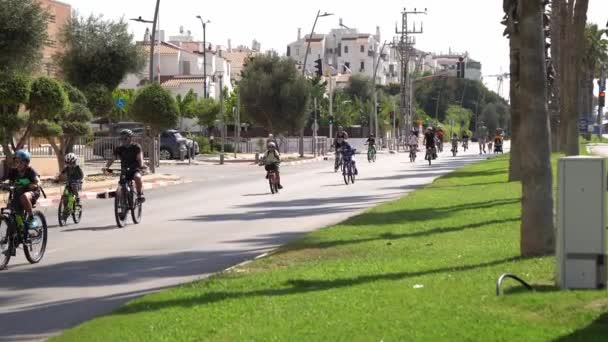 以色列利森 2023年9月25日 在赎罪日假期的早上 成年人和孩子们骑着自行车沿着一条没有汽车的公路行驶 — 图库视频影像