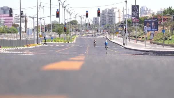 イスラエルのリシオン リンダ 2023年9月25日 大人も子供も キプールの休暇中に朝の車の空の高速道路に沿って自転車に乗る — ストック動画