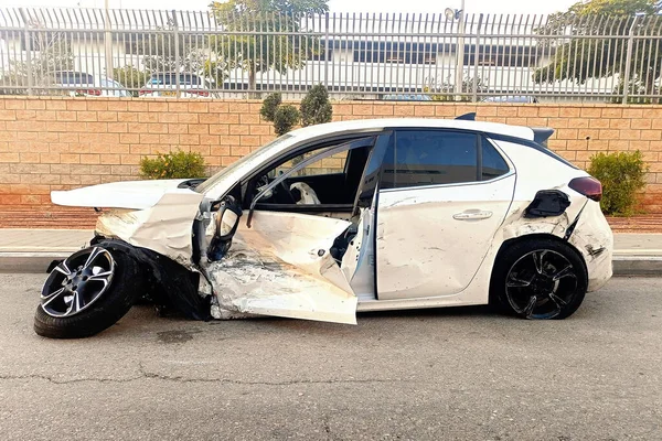 Biały Samochód Rozbity Wypadku Kołem Oderwanym Drodze — Zdjęcie stockowe