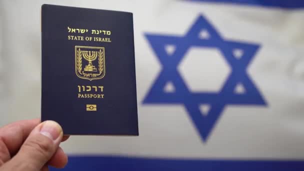 Mano Uomo Possesso Passaporto Internazionale Israeliano Con Bandiera Israeliana Fuori — Video Stock