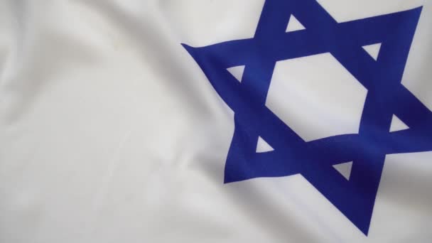 Mans手将三本以色列国际护照放入或扔向以色列国旗 慢动作视频 — 图库视频影像