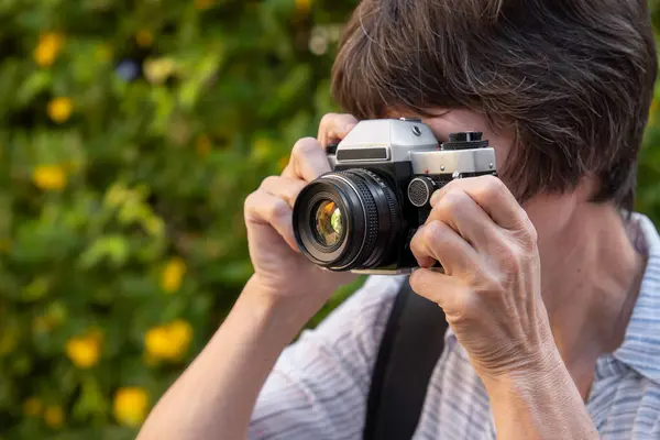 Γυναίκα Φωτογράφος Δημοσιογράφος Παίρνει Φωτογραφίες Χρησιμοποιώντας Μια Ρετρό Κάμερα Ταινία — Φωτογραφία Αρχείου
