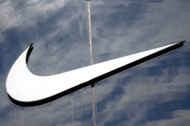 Tel Aviv, İsrail - 9 Aralık 2023: Nike logosu veya amblemi bir dükkanın cam duvarında