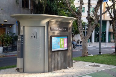 Tel Aviv, İsrail - 15 Mart 2024. Tel Aviv 'in merkezindeki Rothschild bulvarında otomatik tuvalet.