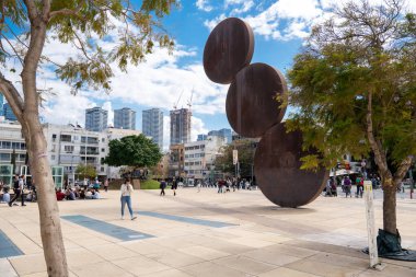 TEL AVIV, ISRAEL - 08 Mart 2024: Habima Meydanı 'nın bahar günü Tel Aviv, İsrail' de Menashe Kadimans heykeli ile panoramik görünümü.