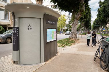 Tel Aviv, İsrail - 08 Mart 2024. Tel Aviv 'in merkezindeki Rothschild bulvarında otomatik tuvalet.