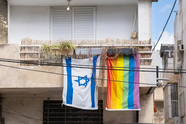 Tęczowa Flaga Lgbt Flaga Izraela Wiszą Balkonie Budynku Mieszkalnego Tel — Zdjęcie stockowe