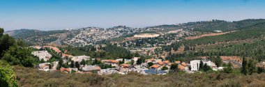 Kudüs 'ün banliyösünde evleri olan güzel bir İsrail manzarasının panoramik manzarası
