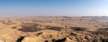 Panoramik manzara İsrail 'in Negev çölündeki Ramon Krateri