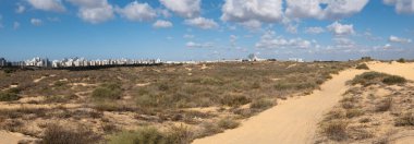 İsrail 'in Rishon Lezion kentindeki kum çölünün panoramik manzarası.