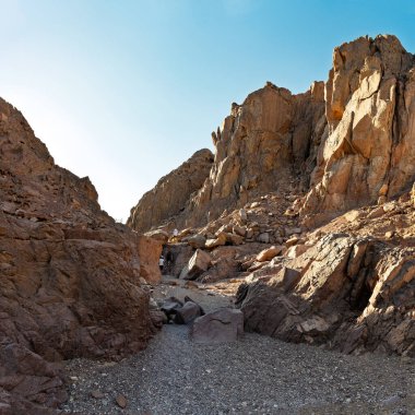 İsrail, Eilat 'taki kırmızı kanyonun güzel doğal kayalık manzarası.