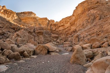 İsrail, Eilat 'taki kırmızı kanyonun güzel doğal kayalık manzarası.