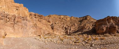İsrail, Eilat 'taki kırmızı kanyonun güzel doğal kayalık manzarası.