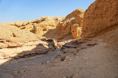 İsrail, Eilat 'taki kızıl kanyonun güzel doğal kızıl kayaları.