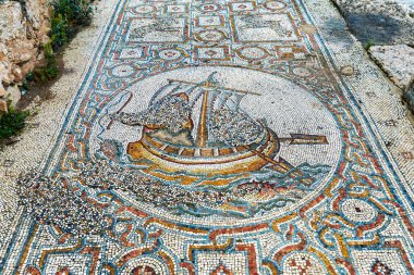 Ayrıntılı antik Roma mozaik sanat eserleri, İsrail 'in Hurvat Beit Loya kentindeki harap olmuş antik kilisenin zemininde canlı geometrik sınırlı ve tarihi deniz sembollü bir yelkenli gemi gösteriyor. .