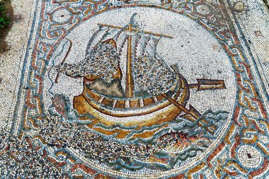 Ayrıntılı antik Roma mozaik sanat eserleri, İsrail 'in Hurvat Beit Loya kentindeki harap olmuş antik kilisenin zemininde canlı geometrik sınırlı ve tarihi deniz sembollü bir yelkenli gemi gösteriyor. .
