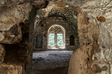 Terk edilmiş, kemerli camları, yıpranmış duvarları ve manzaralı orman manzarası olan terk edilmiş taş bir yapı. Açılıştan görülebilen gizemli, tarihi bir atmosfer. Lifta, İsrail