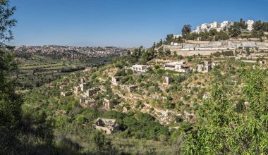 İsrail 'in Kudüs yakınlarındaki tepelerde bulunan terk edilmiş eski bir Arap köyünün yıkılmış evleri. Panoramik görünüm.