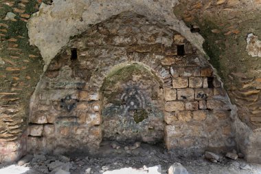 Çamurlu tavanı ve yıpranmış duvarları olan terk edilmiş eski bir taş evin içinde. Tarihsel gizemli atmosfer.