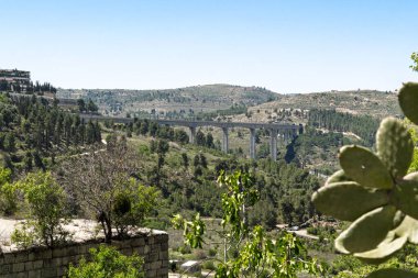 Lansdcape, terk edilmiş antik Arap köyü Lifta 'dan Kudüs yakınlarındaki demiryolu köprüsüne manzaralı.