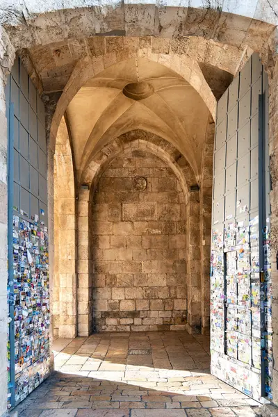 Tarihsel Jaffa Kapısı Kudüs Eski Şehir 'e açılıyor, popüler bir turistik cazibe ve kültürel öneme sahip mimari dönüm noktası. Kapılar kağıt reklamlarıyla dolu.