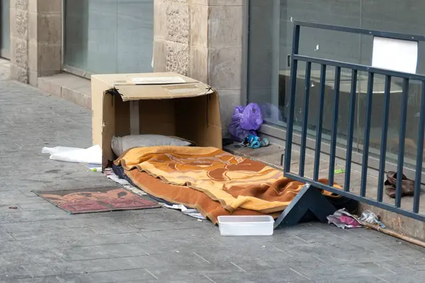 Dilenciler sokakta yün battaniye ve karton kutuyla uyur.