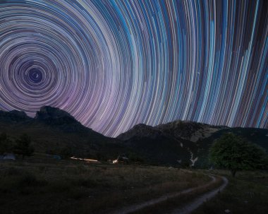 Gece gökyüzünün hareketini göstermek için yüzlerce uzun pozlama