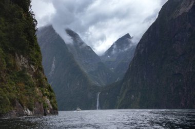 Milford Sound 'daki en güzel şelalelerden birinin manzarası.