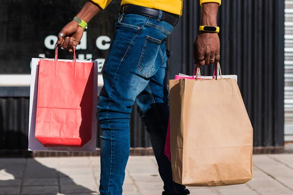 Mãos Homem Africano Desconhecido Vestido Jeans Andando Pela Rua Carregando — Fotografia de Stock