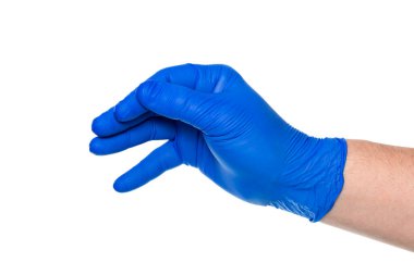 Tıbbi mavi lateks eldivenli beyaz arka planda izole edilmiş tanınmayan erkek doktorun eli.