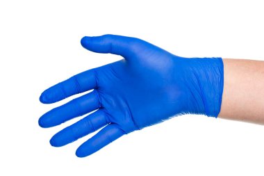 Mavi lateks eldivenli, beyaz arka planda izole edilmiş el sıkışma sunan isimsiz bir doktor.
